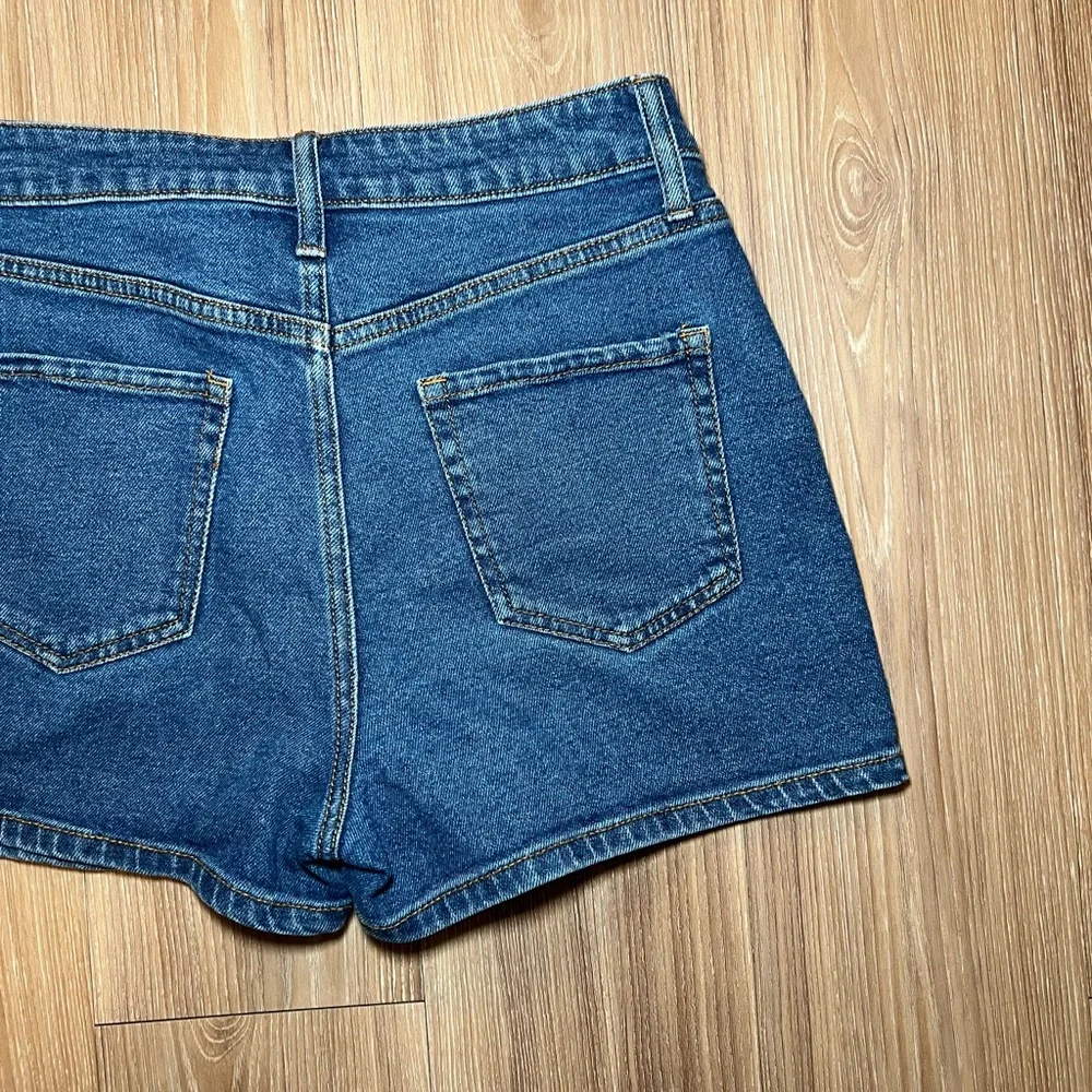 Short Blue Denim Shorts Size 4 - Picture 4 of 6